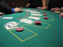 Tampilan meja taruhan Speed Roulette dengan penanda pembayaran dan roda roulette fisik